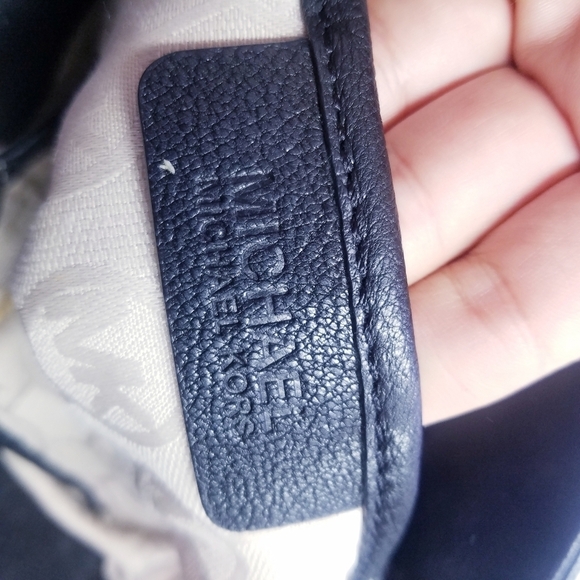 🌸Michael Kors | Leather Black Medium Sized Bag - Picture 3 of 9